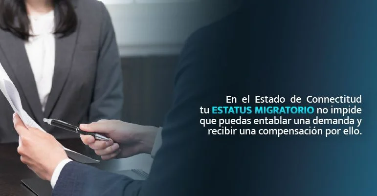 Personas revisando documentos legales durante una consulta sobre un reclamo por accidente en Connecticut.