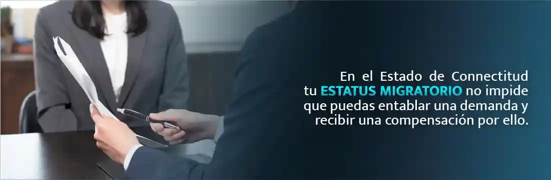 Personas revisando documentos legales durante una consulta sobre un reclamo por accidente en Connecticut.
