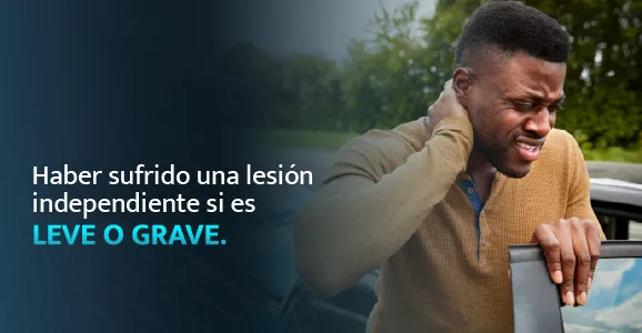 Hombre con dolor de cuello junto a un vehículo después de un accidente de auto.