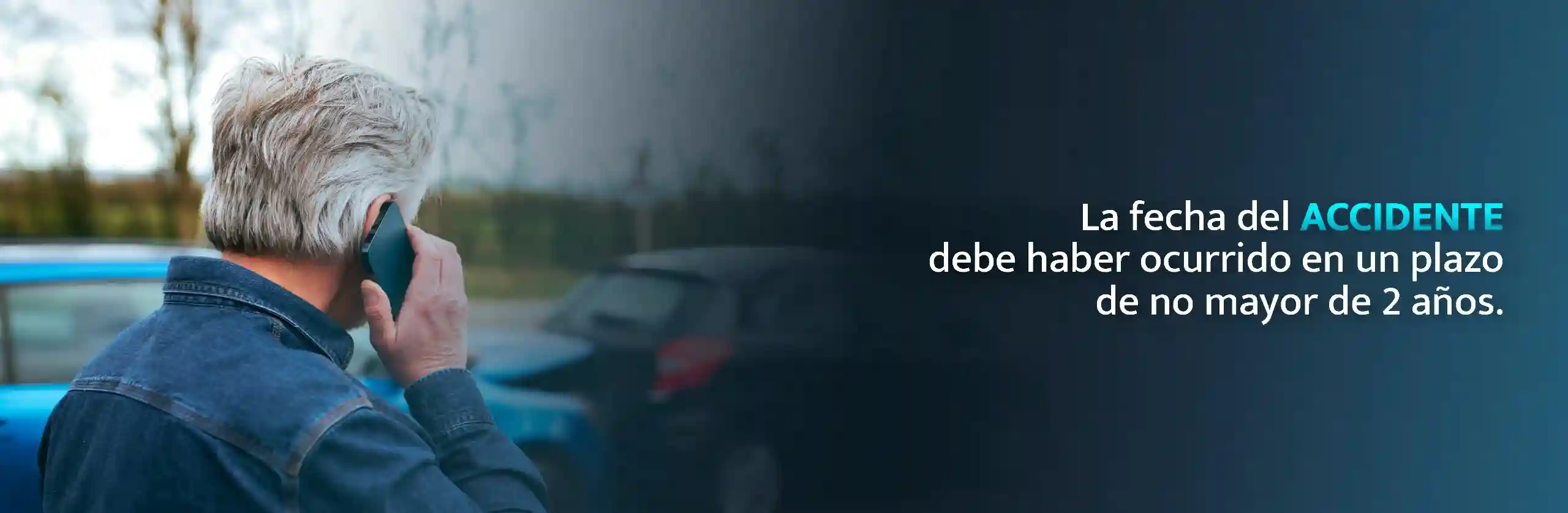 Hombre hablando por teléfono junto a vehículos tras un accidente de auto en Connecticut.