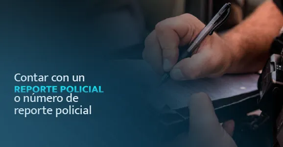Oficial de policía llenando un reporte relacionado con un accidente de auto.